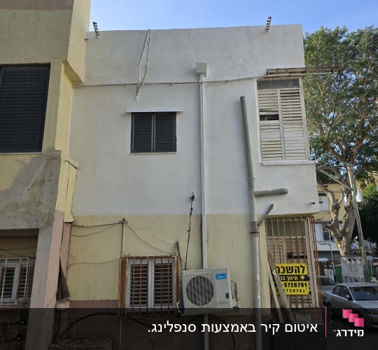 בניין עם מזגן וצנרת חיצונית